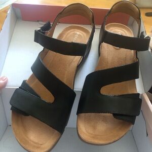 Easy Spirit Women's Black Strappy Comfort Sandal. Mavey size 8